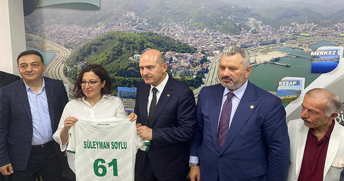 İçişleri Bakanı Süleyman Soylu, Giresun Gönüllüleri Derneği'nin açılışında Pancar Çorbası dağıttı