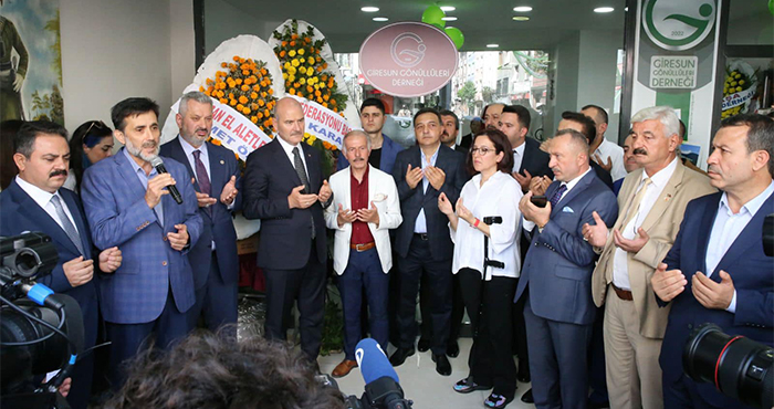 İçişleri Bakanı Süleyman Soylu, Giresun Gönüllüleri Derneği'nin açılışında Pancar Çorbası dağıttı