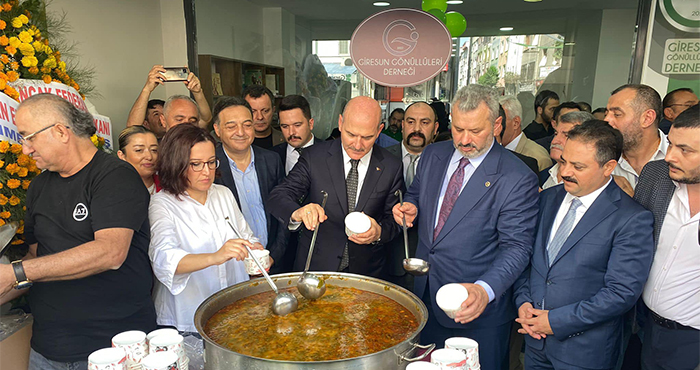 İçişleri Bakanı Süleyman Soylu, Giresun Gönüllüleri Derneği'nin açılışında Pancar Çorbası dağıttı