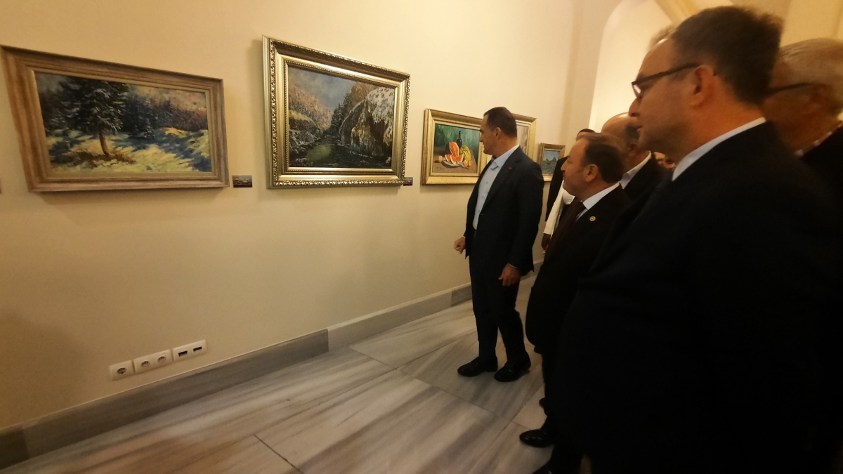 “Ara Düşler” isimli resim sergisi Beyoğlu’nda açıldı.