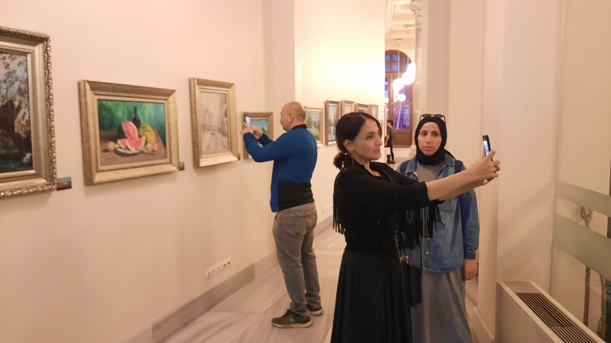 “Ara Düşler” isimli resim sergisi Beyoğlu’nda açıldı.