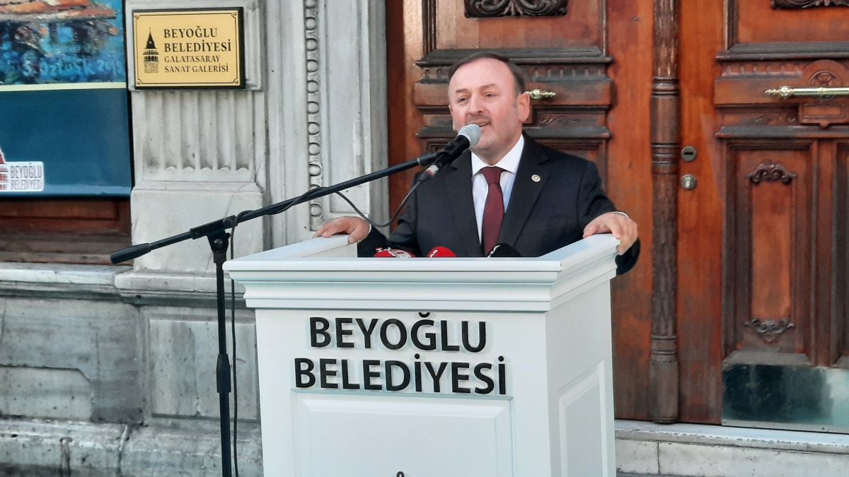 “Ara Düşler” isimli resim sergisi Beyoğlu’nda açıldı.