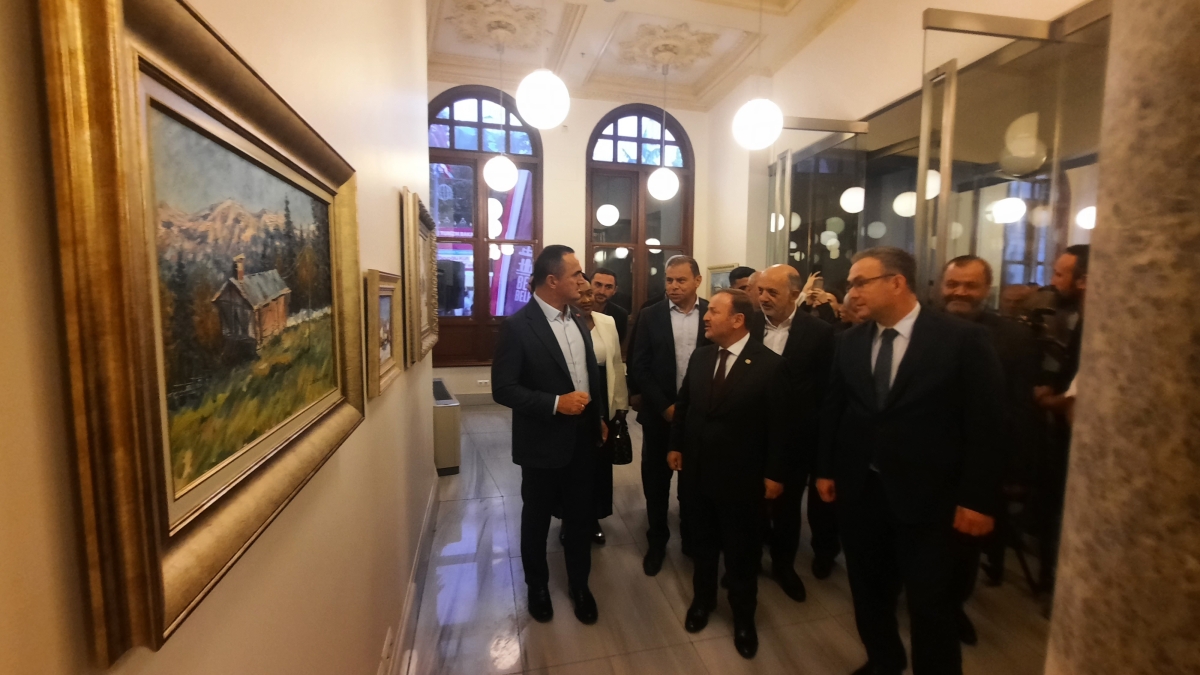 “Ara Düşler” isimli resim sergisi Beyoğlu’nda açıldı.