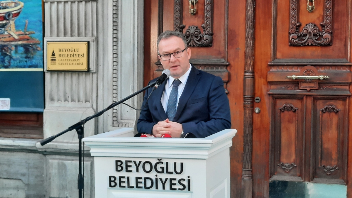 “Ara Düşler” isimli resim sergisi Beyoğlu’nda açıldı.