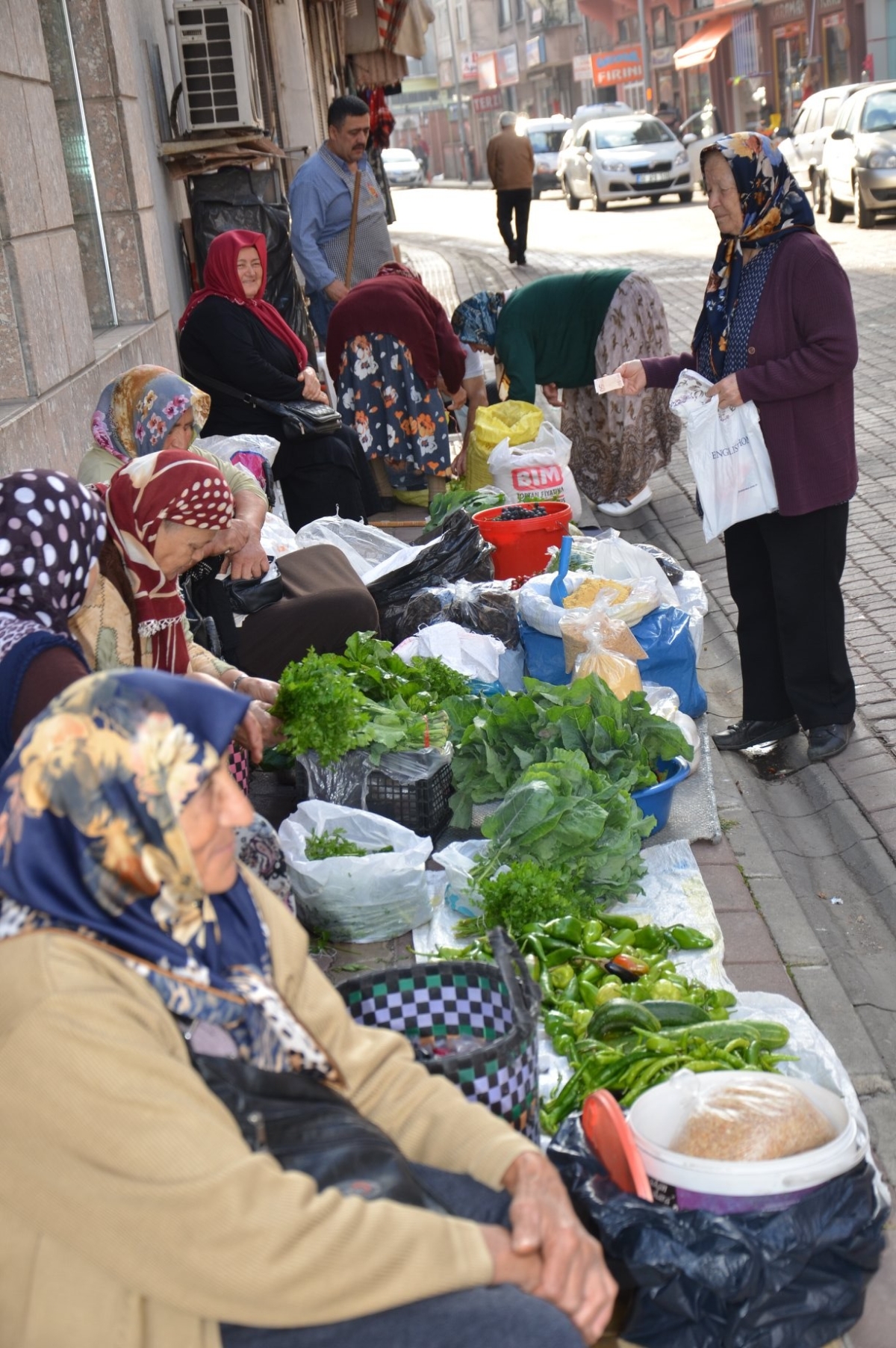 Köylü kadınlar hem üretiyor, hem de satıyor