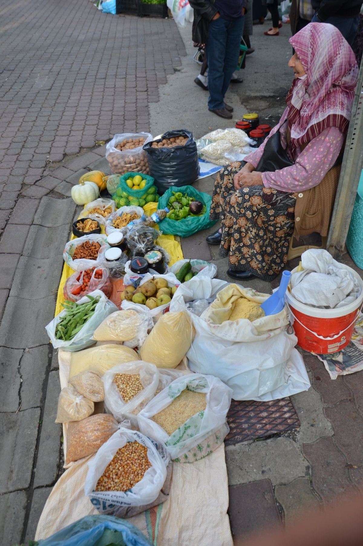 Köylü kadınlar hem üretiyor, hem de satıyor