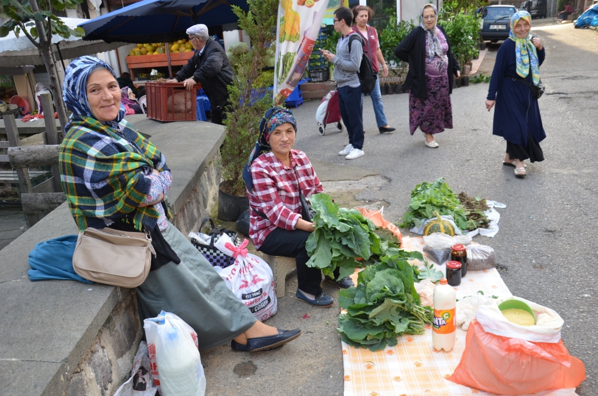 Köylü kadınlar hem üretiyor, hem de satıyor