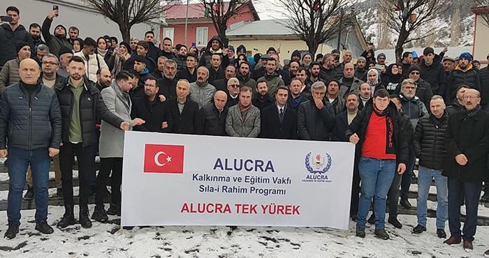 Bin kilometre yol kat ederek 25 Otobüsle Alucra’ya geldiler