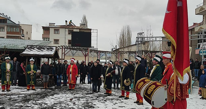 Bin kilometre yol kat ederek 25 Otobüsle Alucra’ya geldiler