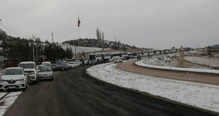 Bin kilometre yol kat ederek 25 Otobüsle Alucra’ya geldiler
