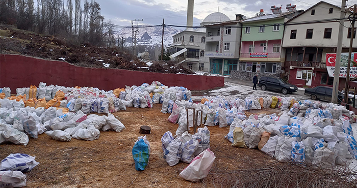 Şebinkarahisar halkı 7 den 70’e Deprem bölgesine gönderilmek üzere yakacak hazırlığı yapıyor