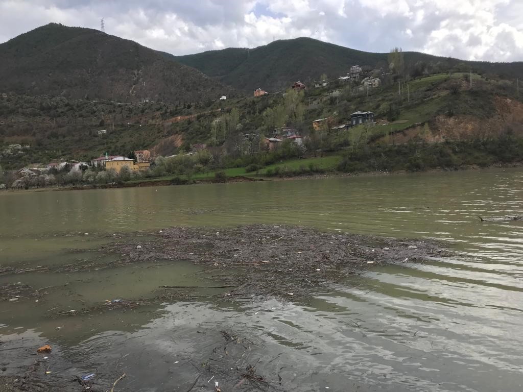 Torul Baraj Gölü’nde çöp adaları yüzmeye başladı