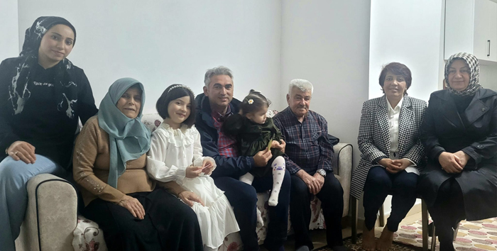 AK Parti teşkilatı depremzede aileleriyle bayram sevincini paylaştı 