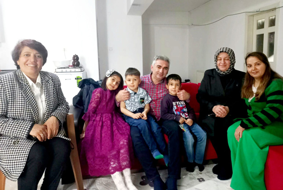 AK Parti teşkilatı depremzede aileleriyle bayram sevincini paylaştı 