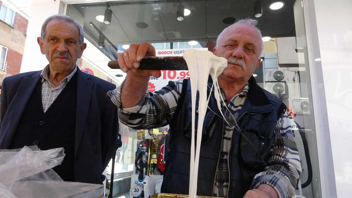 Giresun'da yılda sadece iki ay üretimi yapılan Mayıs helvası tezgahlardaki yerini aldı