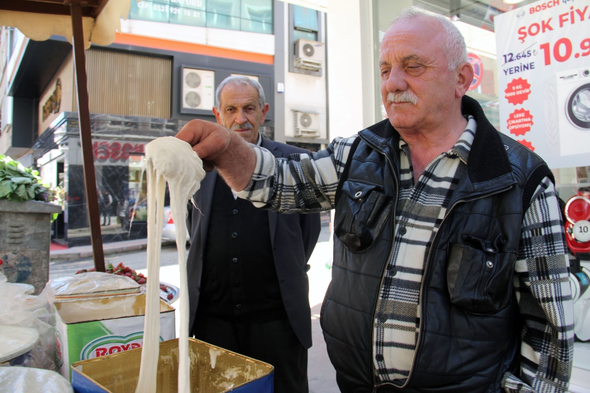 Giresun'da yılda sadece iki ay üretimi yapılan Mayıs helvası tezgahlardaki yerini aldı