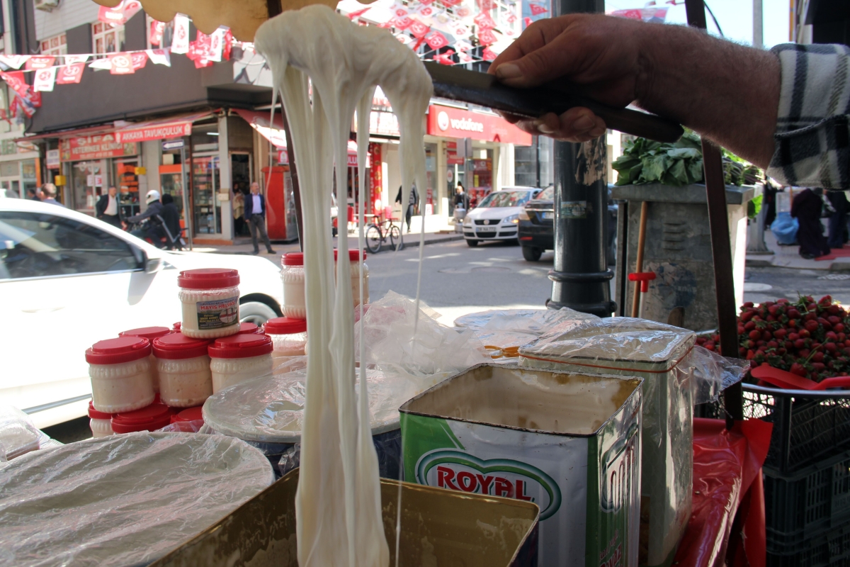 Giresun'da yılda sadece iki ay üretimi yapılan Mayıs helvası tezgahlardaki yerini aldı