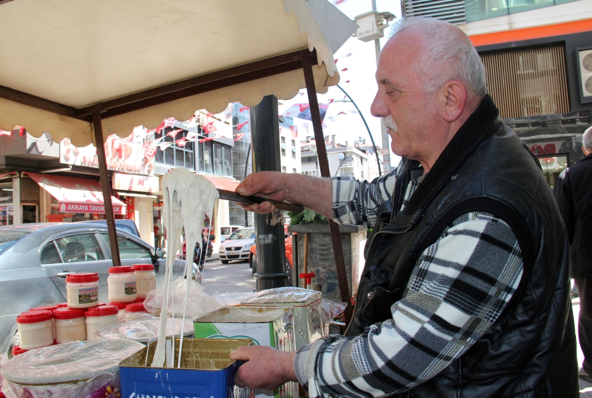 Giresun'da yılda sadece iki ay üretimi yapılan Mayıs helvası tezgahlardaki yerini aldı