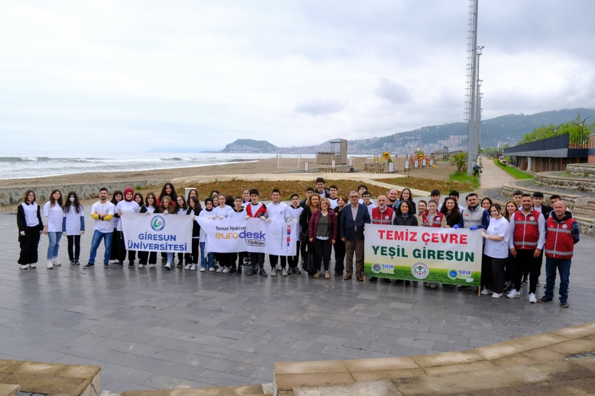 Giresun'da gençler Avrupa Günü ve Çevre duyarlılığı kapsamında sahilde biriken çöpleri topladı