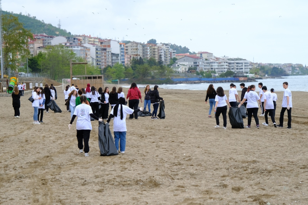 Giresun'da gençler Avrupa Günü ve Çevre duyarlılığı kapsamında sahilde biriken çöpleri topladı
