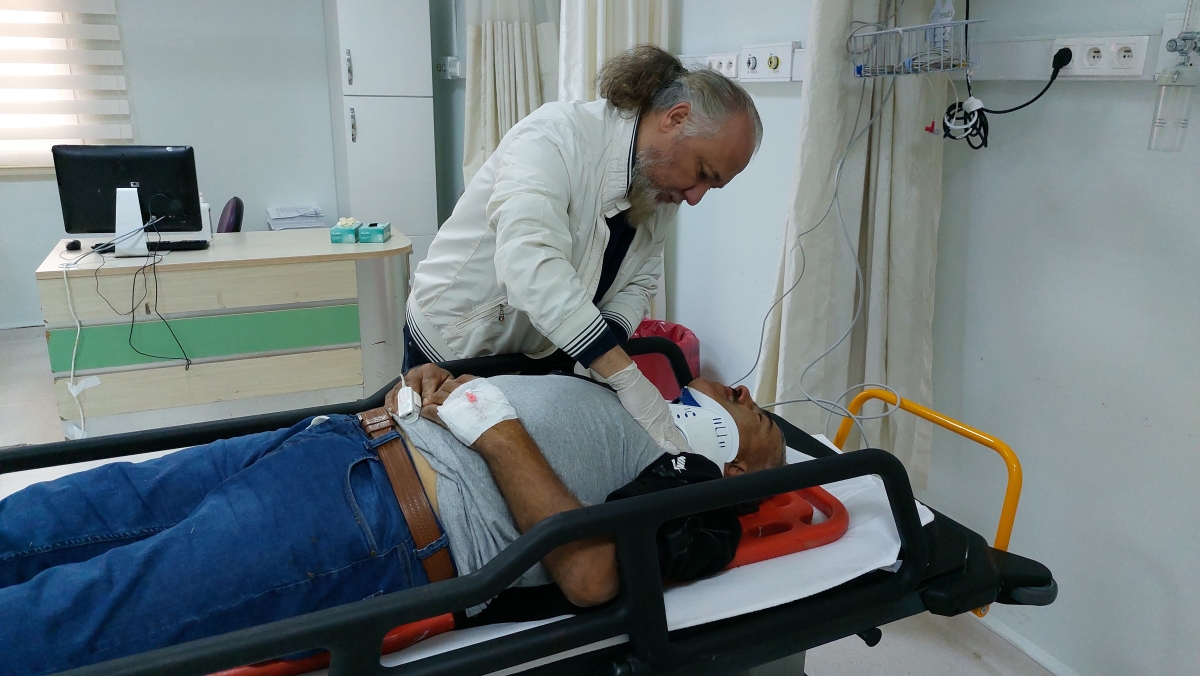 Oy kullanmak için memleketlerine giden ailenin aracı tıra çarptı: 1'i ağır 4 yaralı