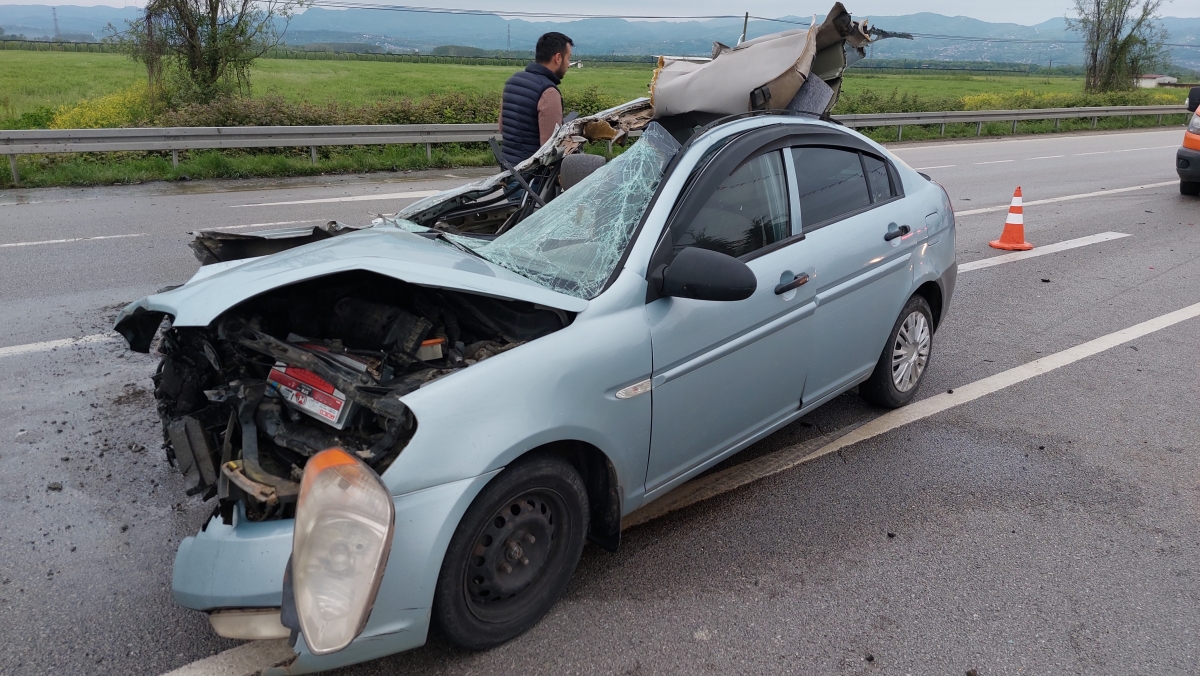 Oy kullanmak için memleketlerine giden ailenin aracı tıra çarptı: 1'i ağır 4 yaralı