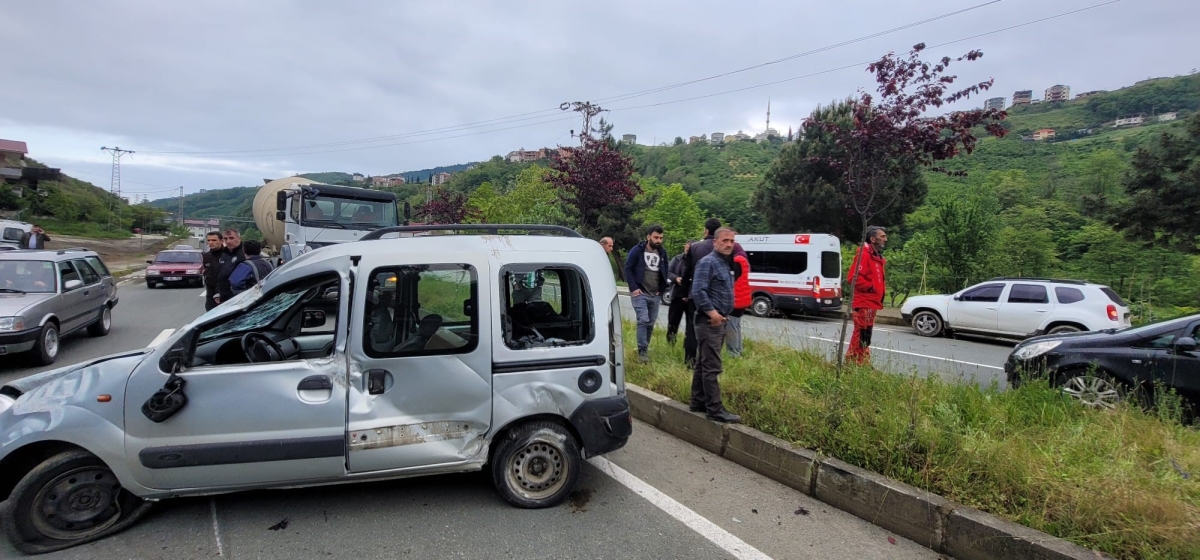 Trabzon’da takla atan otomobilde sıkışan sürücüye, tatbikattan dönen AKUT ekipleri müdahale etti