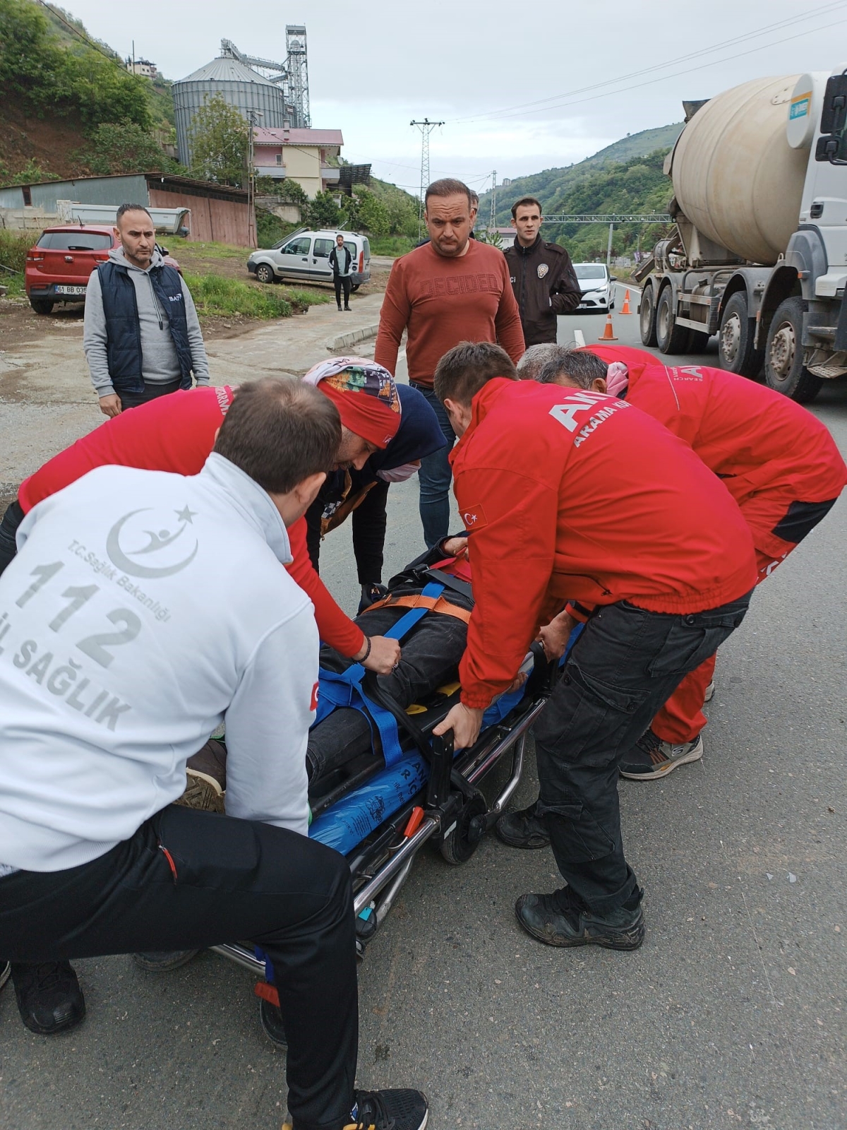 Trabzon’da takla atan otomobilde sıkışan sürücüye, tatbikattan dönen AKUT ekipleri müdahale etti