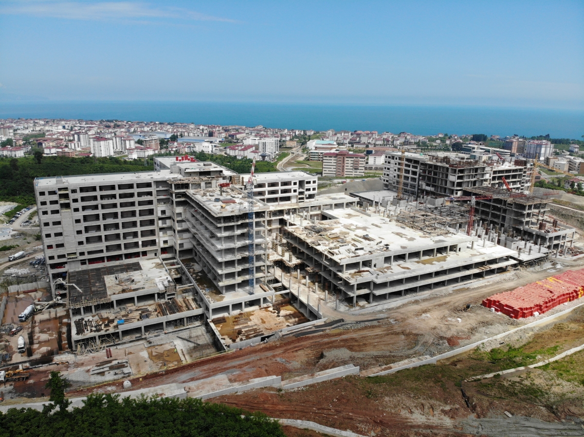 Yapım çalışmalarının devam ettiği hastanenin kaba inşaatının yüzde 95'i tamamlandı, morfoloji binasının ise kaba inşaatı bitti