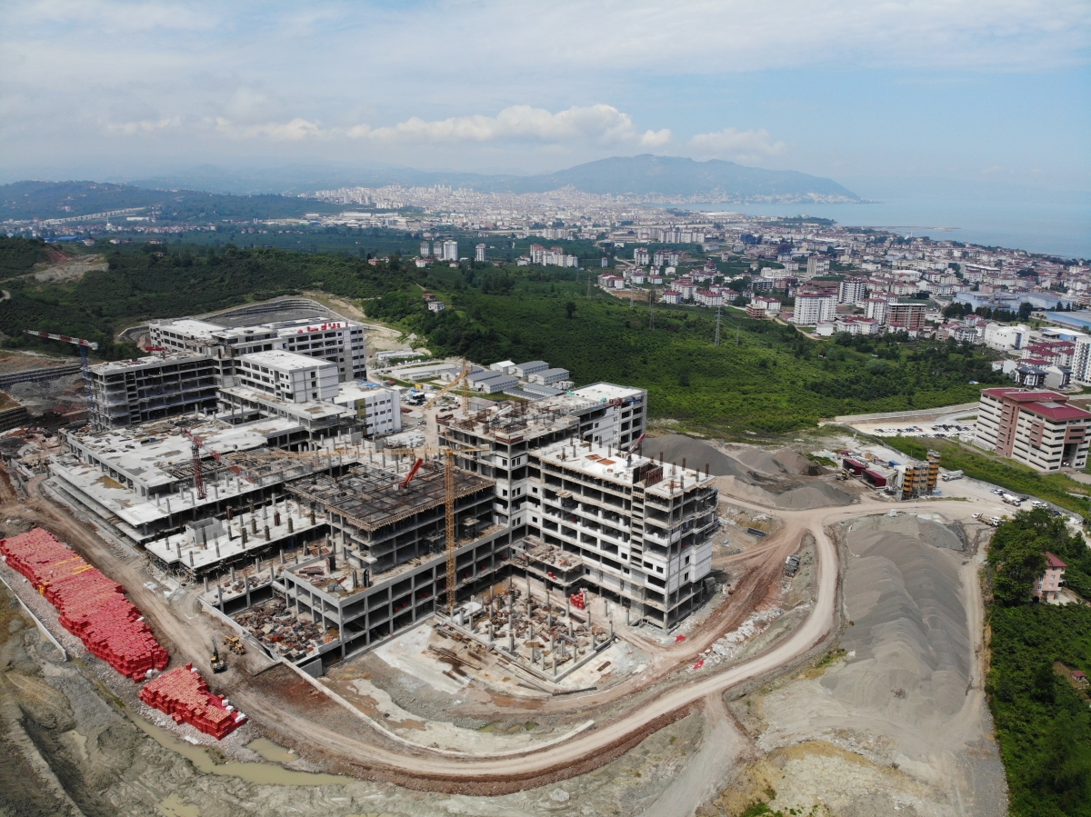 Yapım çalışmalarının devam ettiği hastanenin kaba inşaatının yüzde 95'i tamamlandı, morfoloji binasının ise kaba inşaatı bitti  