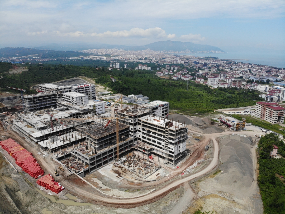 Yapım çalışmalarının devam ettiği hastanenin kaba inşaatının yüzde 95'i tamamlandı, morfoloji binasının ise kaba inşaatı bitti
