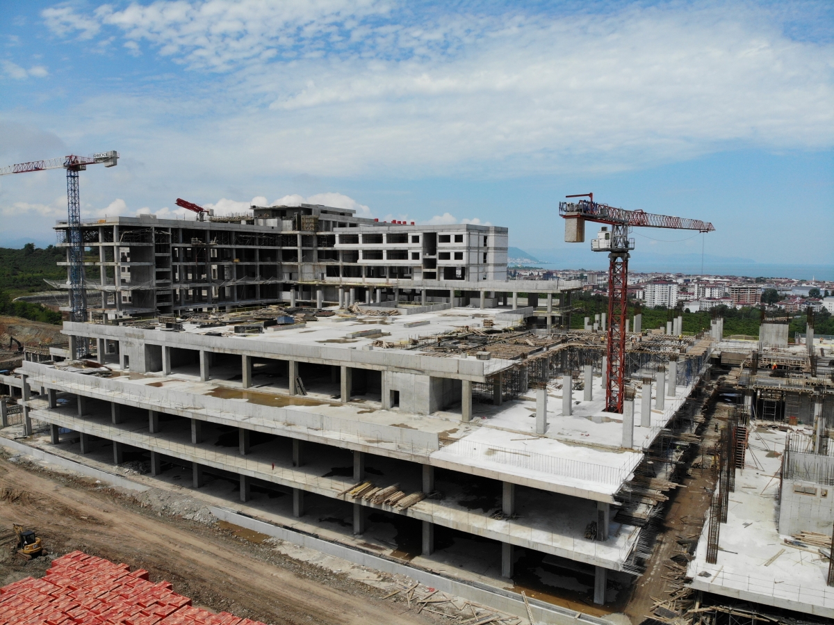 Yapım çalışmalarının devam ettiği hastanenin kaba inşaatının yüzde 95'i tamamlandı, morfoloji binasının ise kaba inşaatı bitti  