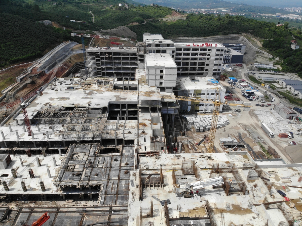 Yapım çalışmalarının devam ettiği hastanenin kaba inşaatının yüzde 95'i tamamlandı, morfoloji binasının ise kaba inşaatı bitti