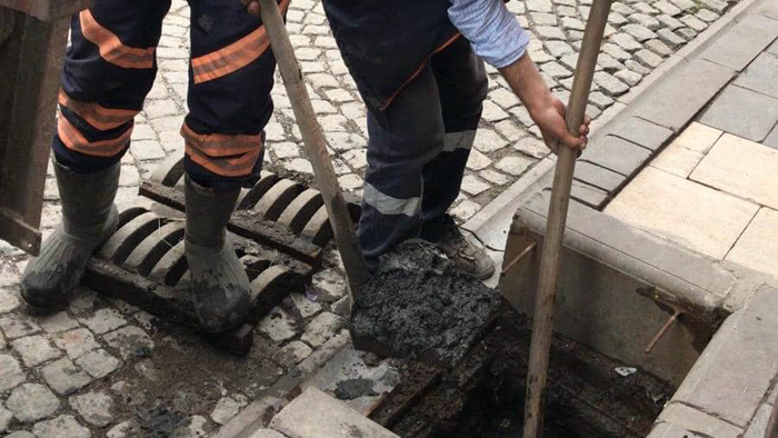 Cadde ve sokaklarda Kurban bayramı temizliği yapılıyor