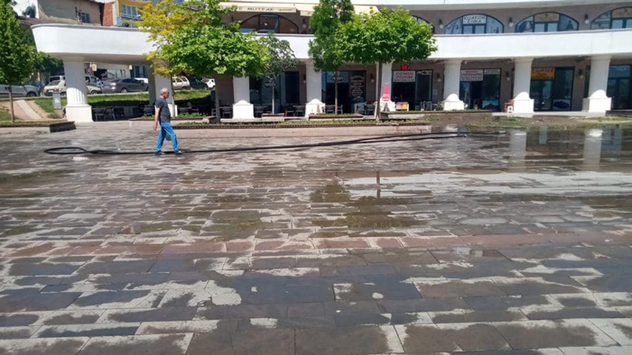 Cadde ve sokaklarda Kurban bayramı temizliği yapılıyor