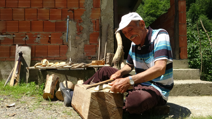  Ağaç kaşık yapımını teknolojiye inat geleneksel yöntemlerle sürdürüyor   