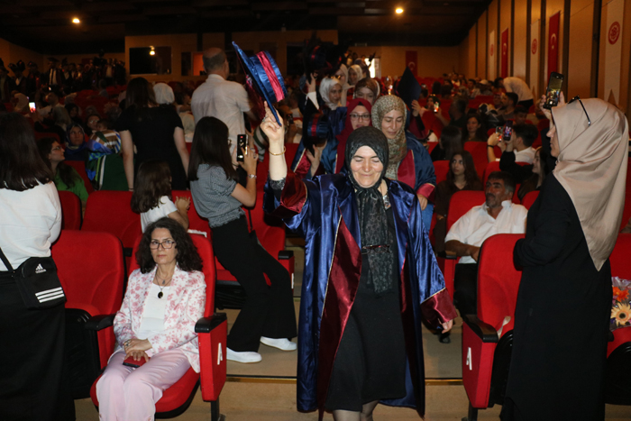 Ayşe Hasbek, mezuniyet sevinci yaşadı