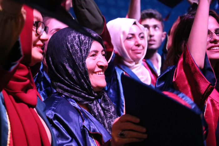 Ayşe Hasbek, mezuniyet sevinci yaşadı