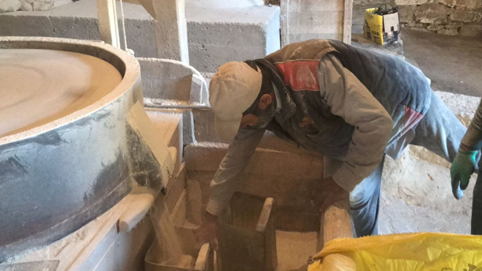 Üç yüz yıllık dede mirası değirmenin taşları dönüyor
