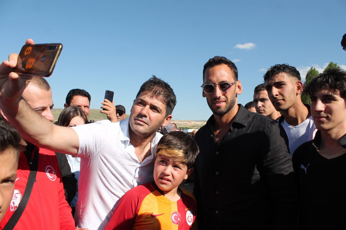 Inter’in başarılı oyuncusu Hakan Çalhanoğlu memleketi Bayburt’ta