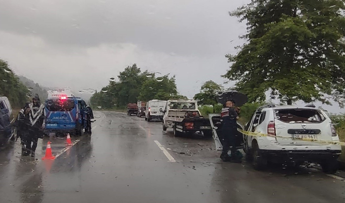 Giresun’da otomobil minibüsle çarpıştı