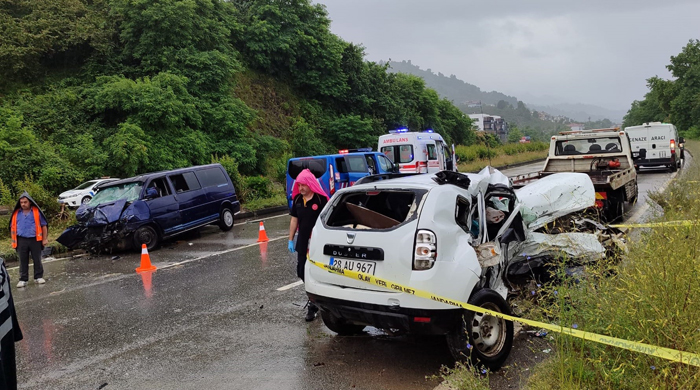 Giresun’da otomobil minibüsle çarpıştı