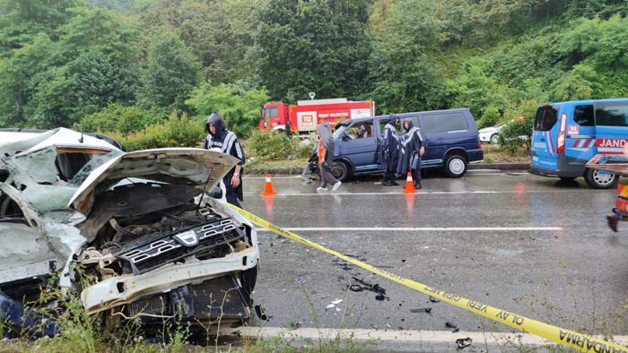 Giresun’da otomobil minibüsle çarpıştı