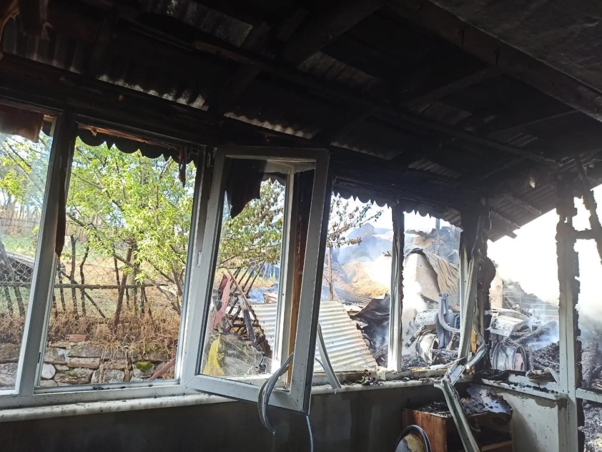 Giresun Alucra’da yangında köy evi kullanılamaz hale geldi   
