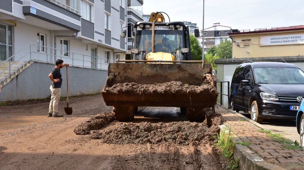 Giresun Belediyesi afetin ilk saatlerinden itibaren aralıksız olarak çalışmalarına devam ediyor.