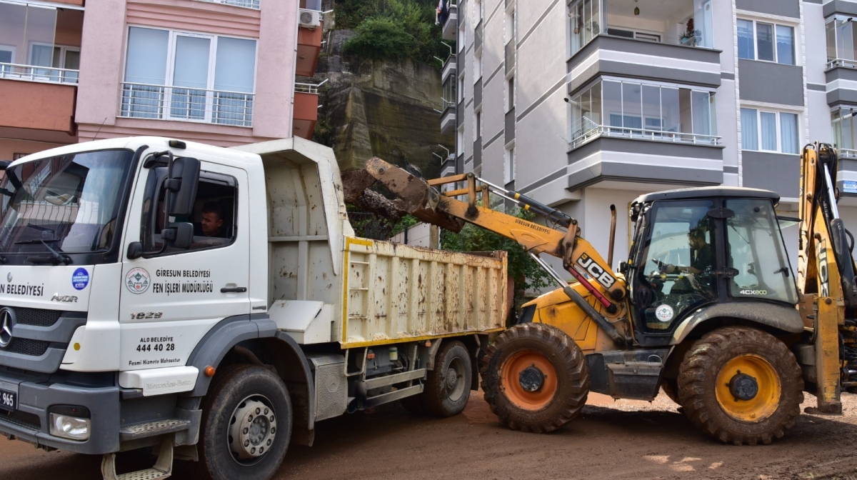 Giresun Belediyesi afetin ilk saatlerinden itibaren aralıksız olarak çalışmalarına devam ediyor.