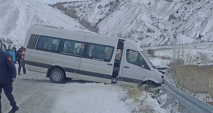 Sivas’ta minibüs ile otomobil çarpıştı