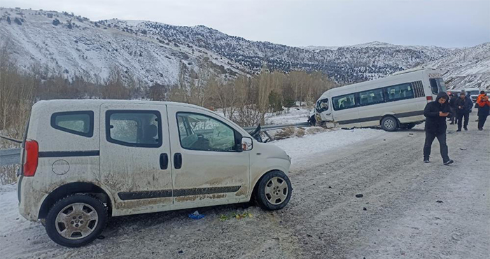 Sivas’ta minibüs ile otomobil çarpıştı