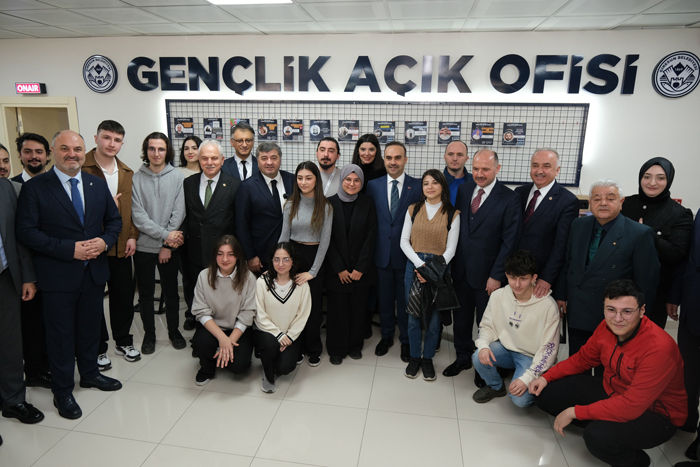 Bakan, Mehmet Fatih Kacır Giresun Gençlik Açık Ofisi’ni ziyaret etti.