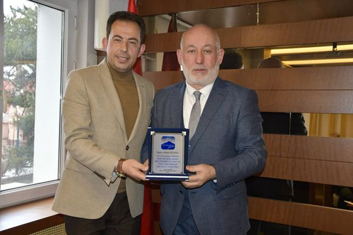 Belediye Başkanı Ömer Şentürk Meclis Üyelerine plaket verdi